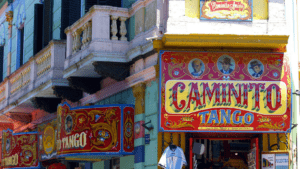 Caminito - popularna wśród turystów uliczka z tradycyjną europejską zabudową w jednej z dzielnic Buenos Aires (La Boca)