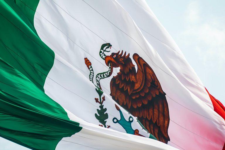Flaga Meksyku powiewająca na wietrze