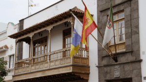 3 flagi (Wysp Kanaryjskich, Hiszpanii oraz Buenavista del Norte, miasta na Teneryfie) oraz drewniany balkon
