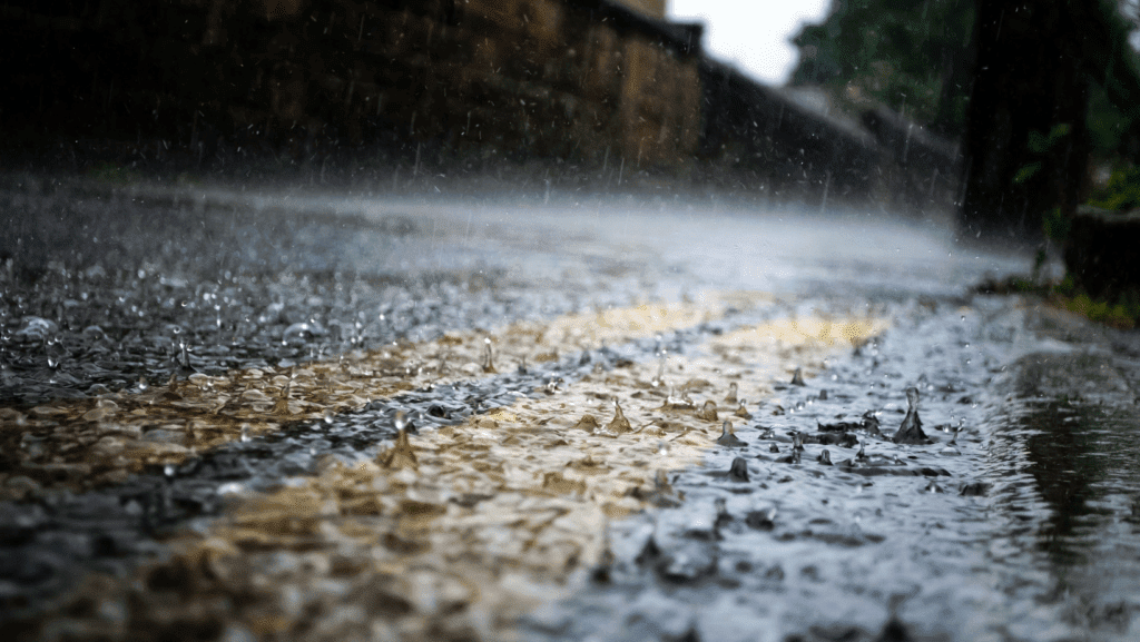 Deszcz spadający na betonową ulicę